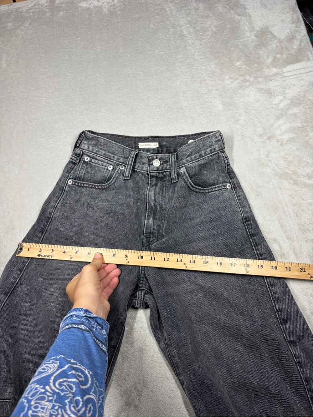 Levi’s Women’s Cinch Barrel Past Lives Black Raw Hem 100% Cotton Denim Jeans 25 - Picture 7 of 16